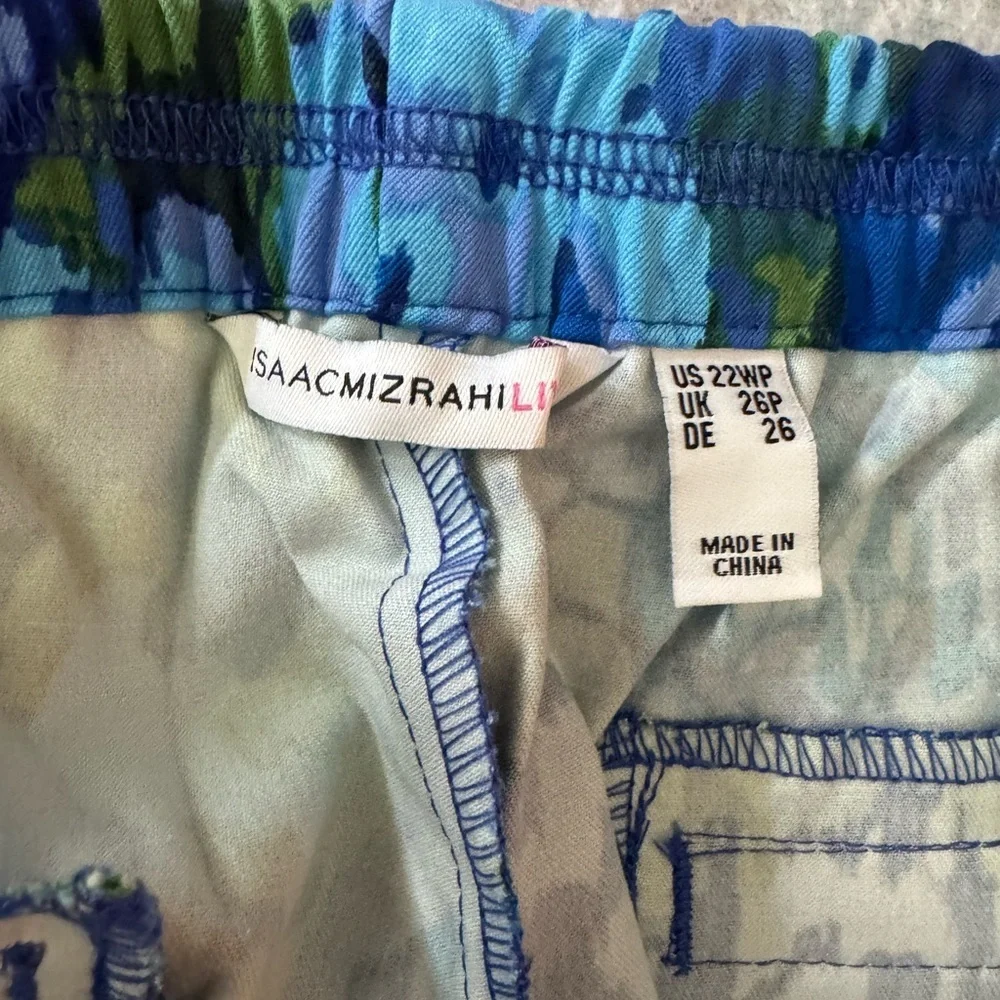 Issac Mizrahi Live! 24/7 Stretch Bermuda Swim Shorts Blue Floral 22WP